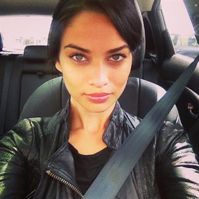 Shanina Shaik taking a selfie