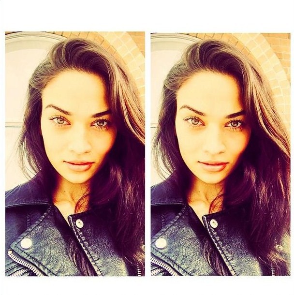 Shanina Shaik taking a selfie