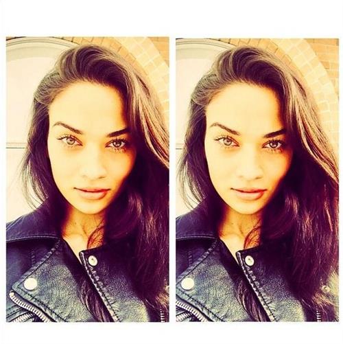 Shanina Shaik taking a selfie