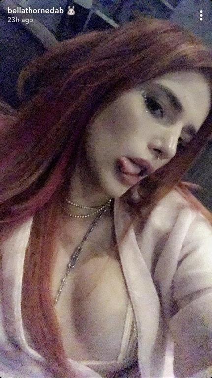 Bella Thorne taking a selfie