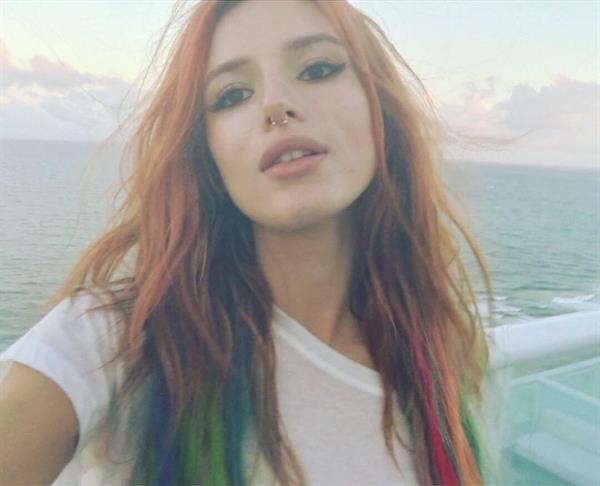 Bella Thorne taking a selfie