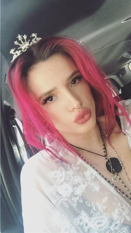 Bella Thorne taking a selfie