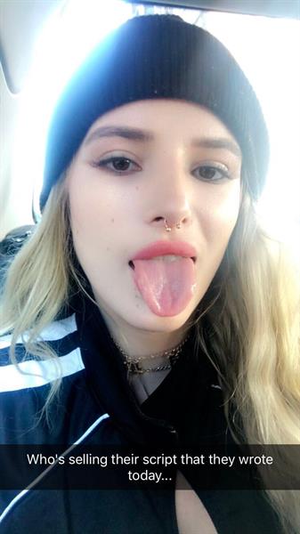 Bella Thorne taking a selfie