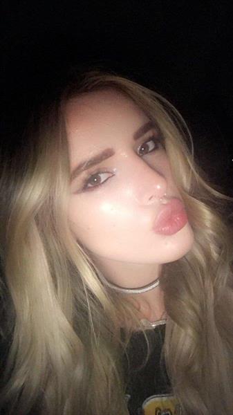 Bella Thorne taking a selfie