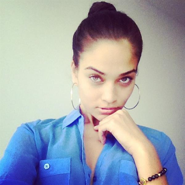 Shanina Shaik taking a selfie