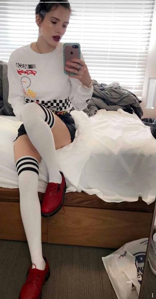 Bella Thorne taking a selfie