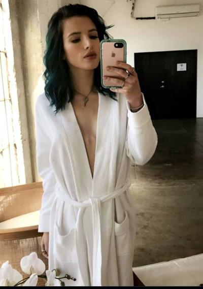 Bella Thorne taking a selfie