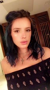 Bella Thorne taking a selfie