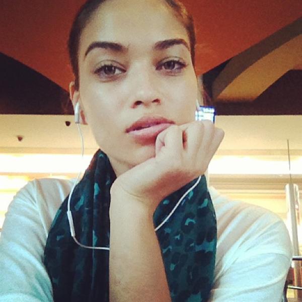 Shanina Shaik taking a selfie