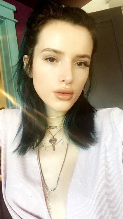 Bella Thorne taking a selfie