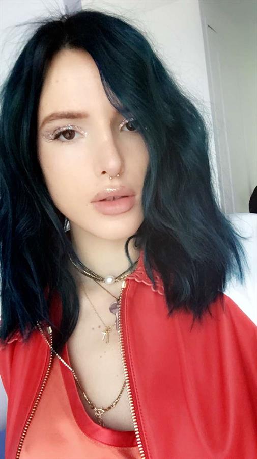 Bella Thorne taking a selfie