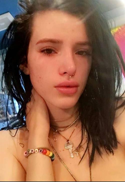 Bella Thorne taking a selfie
