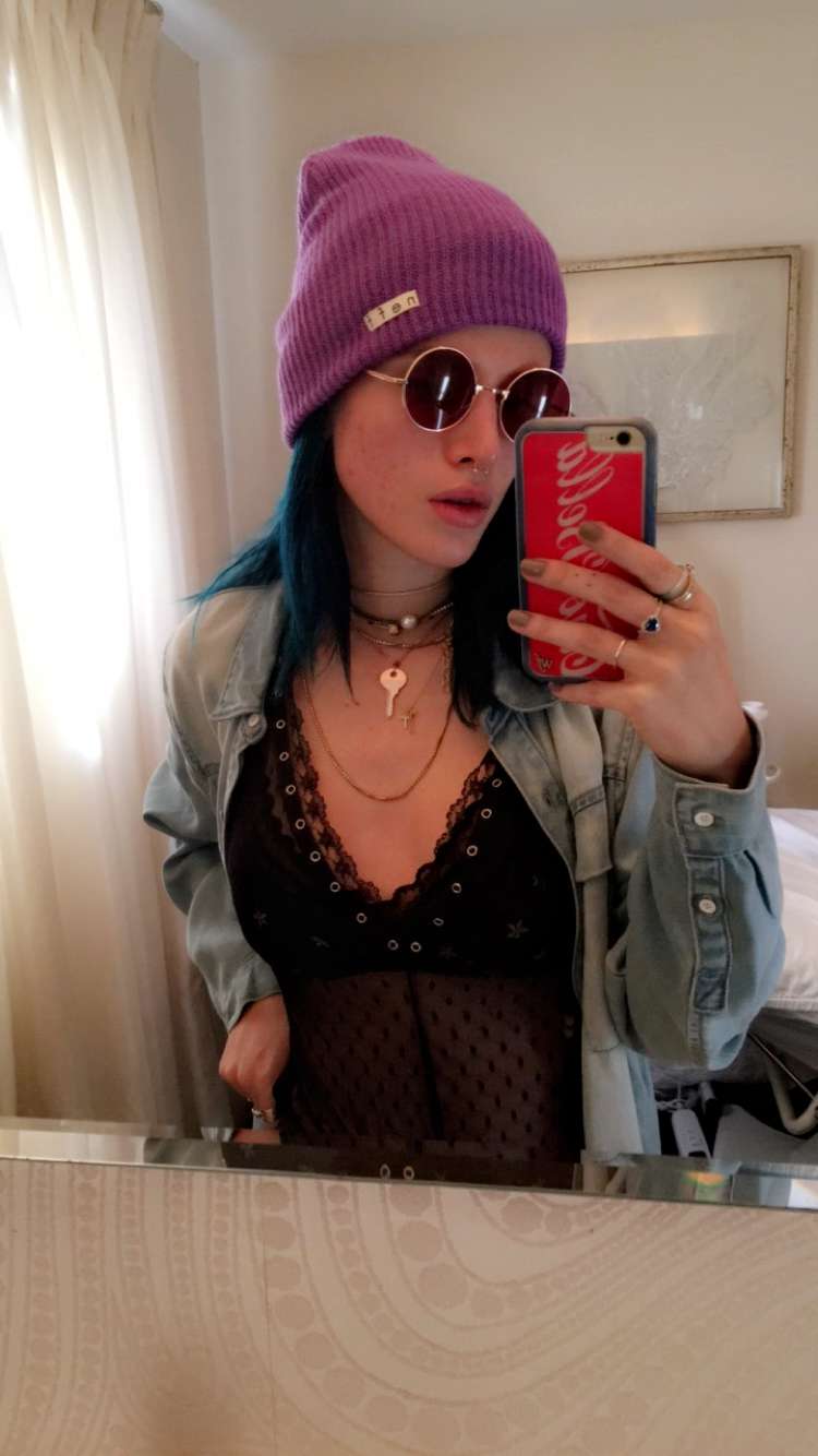 Bella Thorne taking a selfie