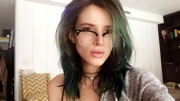Bella Thorne taking a selfie