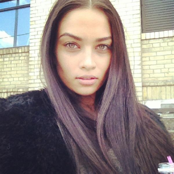 Shanina Shaik taking a selfie