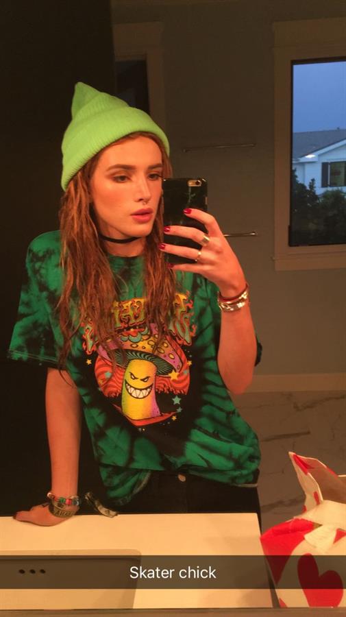 Bella Thorne taking a selfie