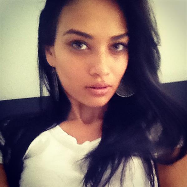 Shanina Shaik taking a selfie