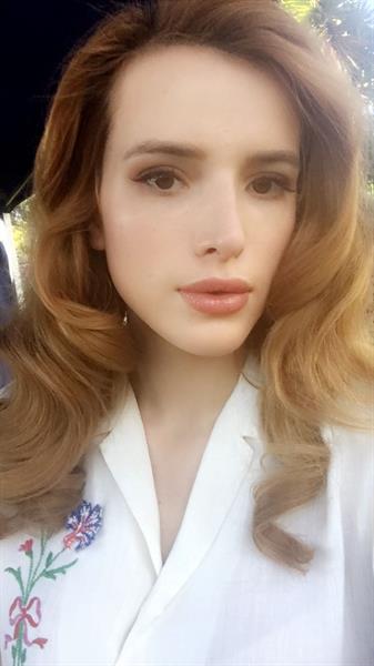 Bella Thorne taking a selfie