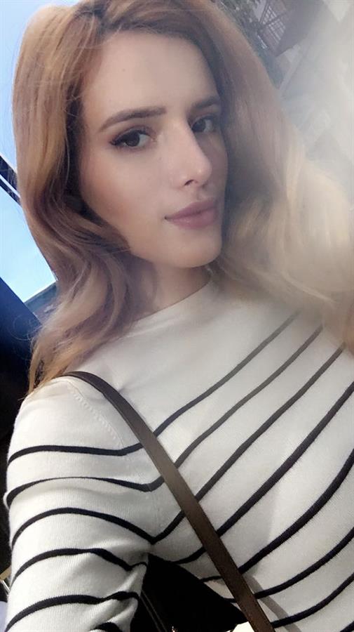 Bella Thorne taking a selfie