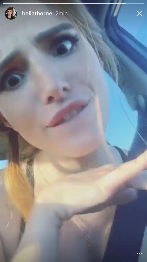 Bella Thorne taking a selfie