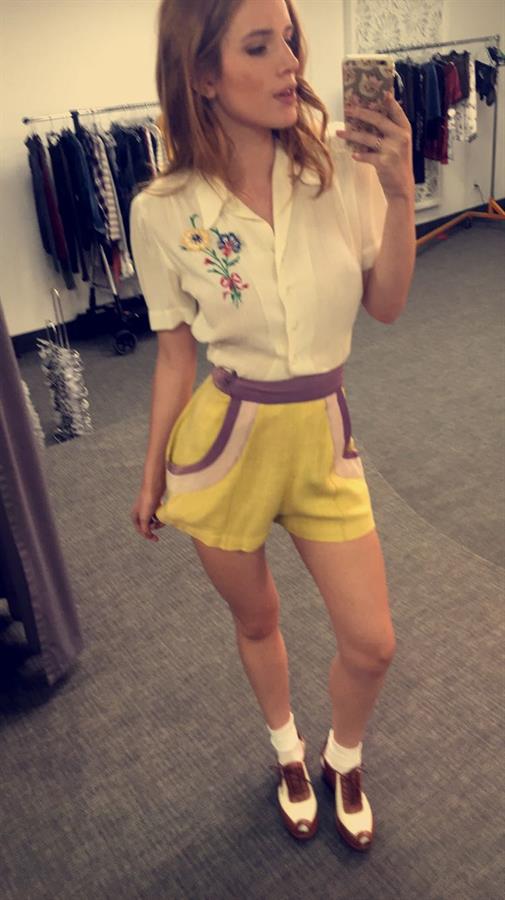 Bella Thorne taking a selfie