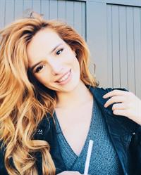 Bella Thorne taking a selfie