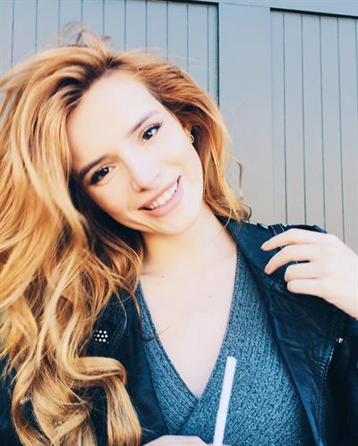 Bella Thorne taking a selfie