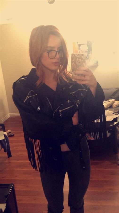 Bella Thorne taking a selfie