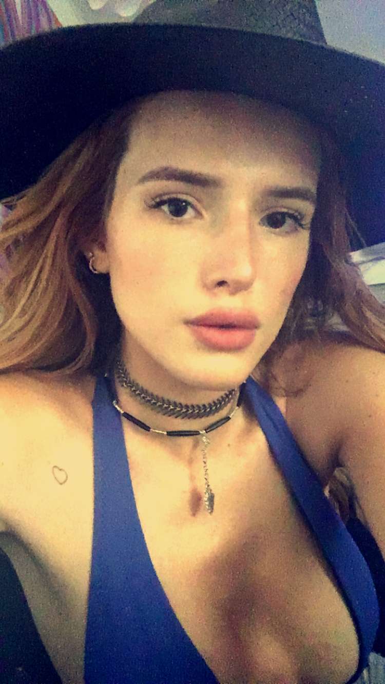 Bella Thorne taking a selfie