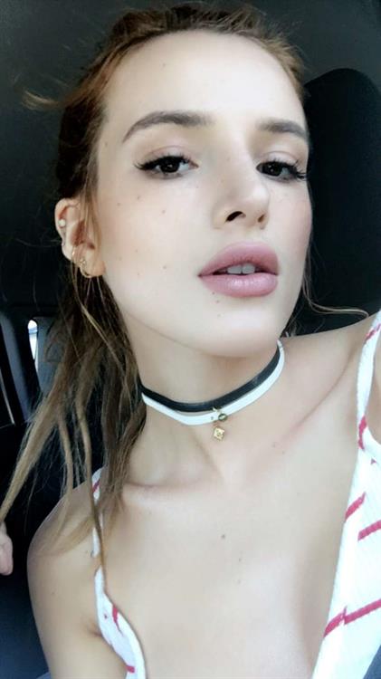 Bella Thorne taking a selfie