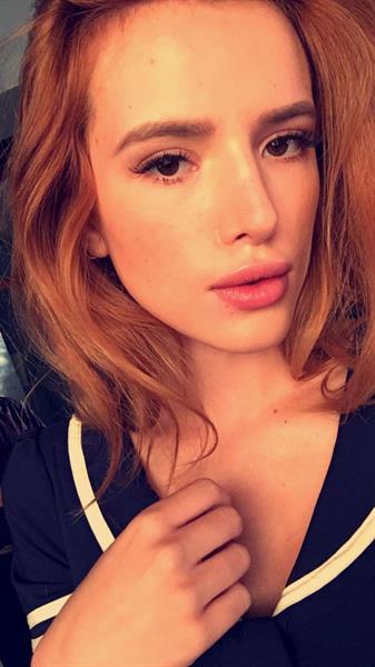 Bella Thorne taking a selfie