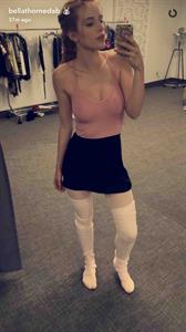 Bella Thorne taking a selfie