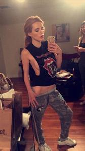 Bella Thorne taking a selfie