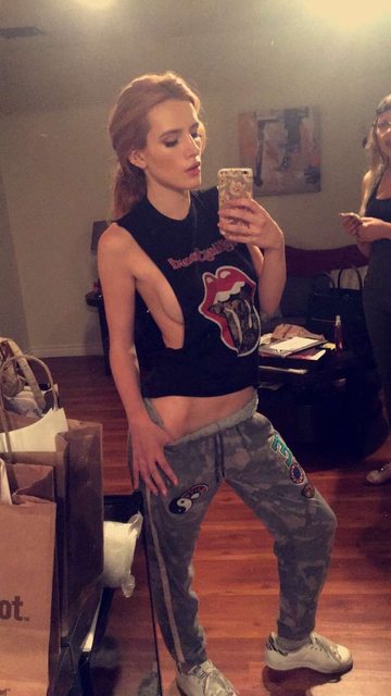 Bella Thorne taking a selfie