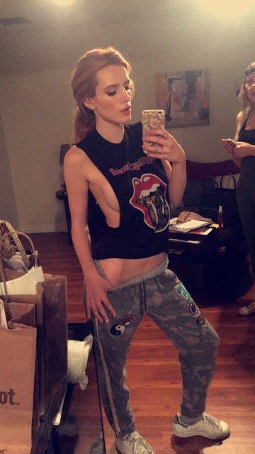 Bella Thorne taking a selfie