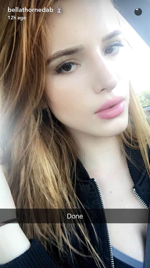 Bella Thorne taking a selfie