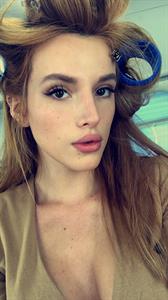 Bella Thorne taking a selfie