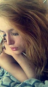 Bella Thorne taking a selfie