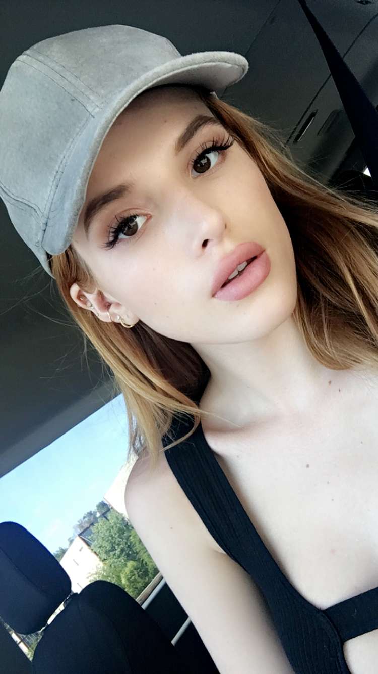 Bella Thorne taking a selfie
