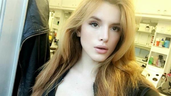 Bella Thorne taking a selfie