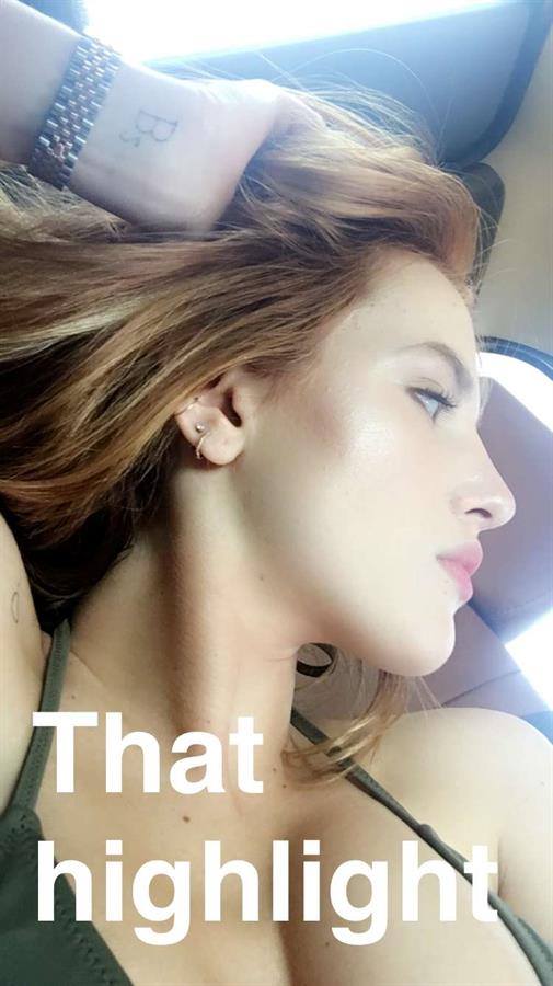 Bella Thorne taking a selfie