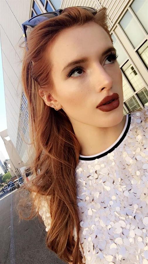 Bella Thorne taking a selfie