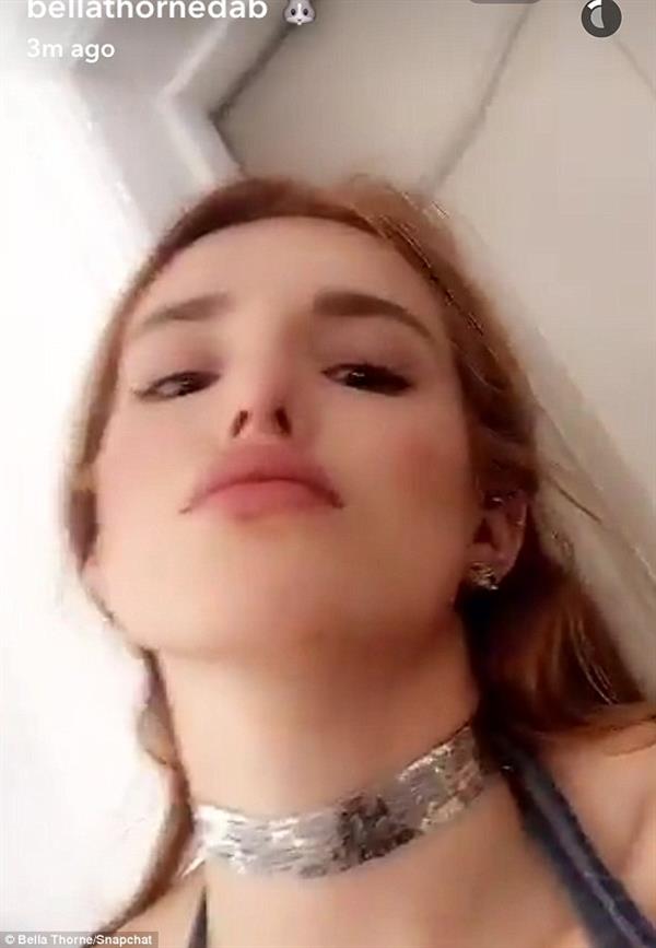 Bella Thorne taking a selfie