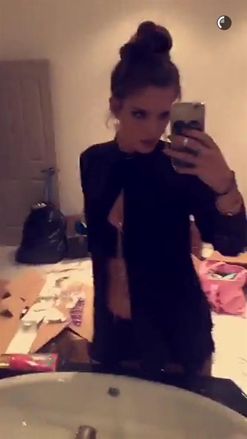 Bella Thorne taking a selfie