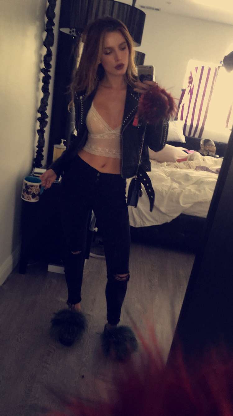 Bella Thorne taking a selfie
