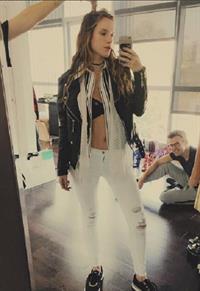 Bella Thorne taking a selfie