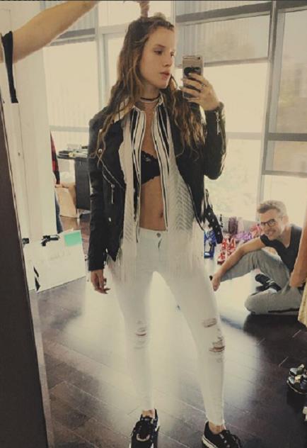 Bella Thorne taking a selfie