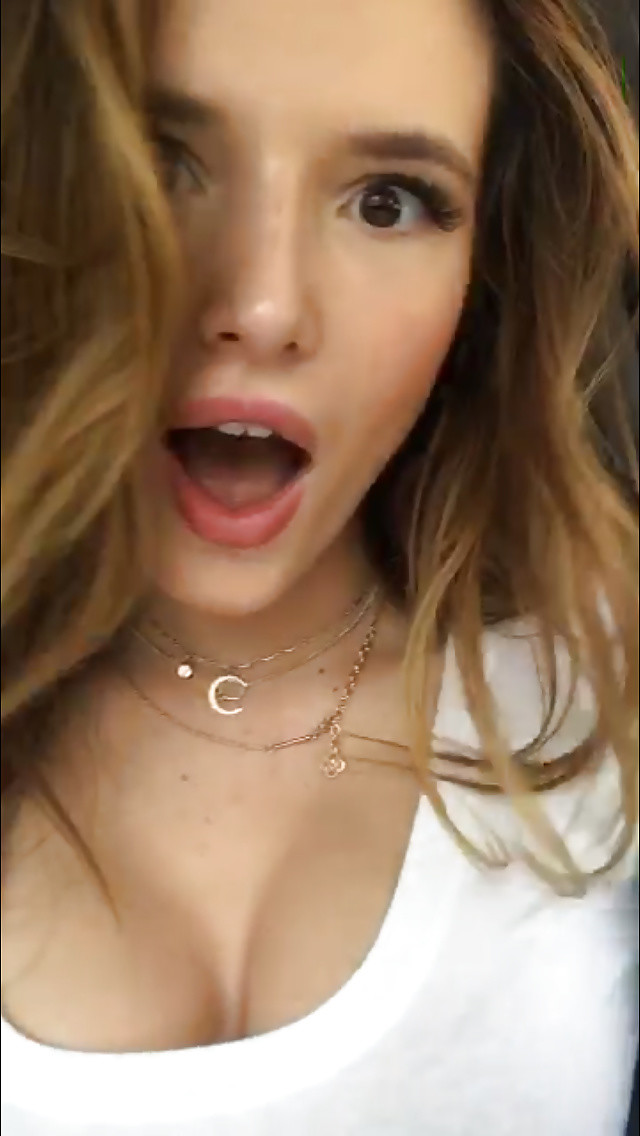 Bella Thorne taking a selfie