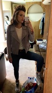Bella Thorne taking a selfie