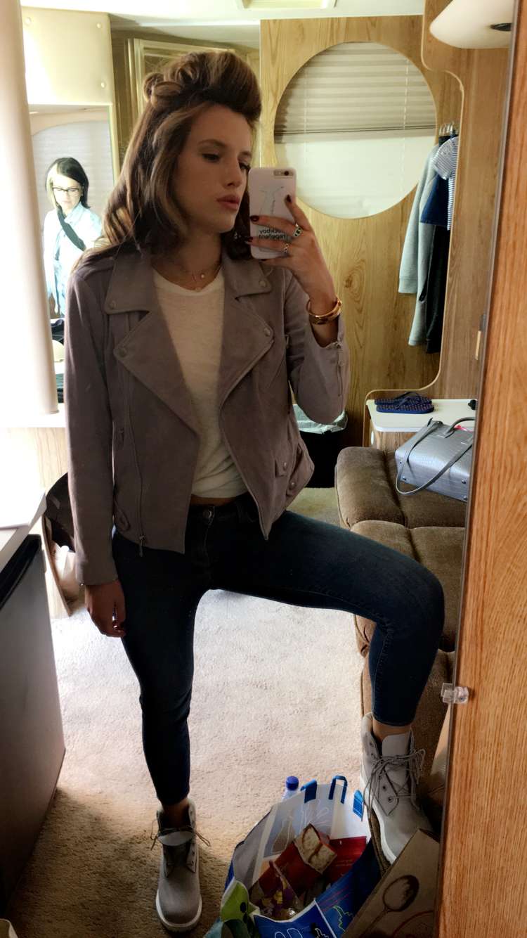 Bella Thorne taking a selfie